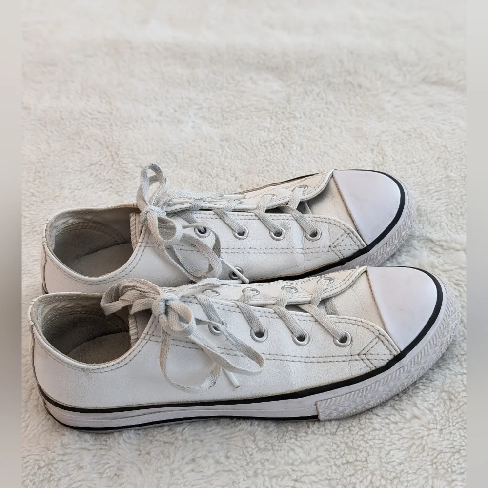 Great Condition: Converse Chuck Taylor All Star Leather Kids 3